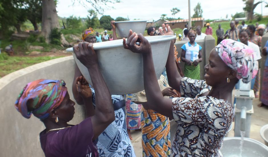 Frauen aus Togo beim Wasserschöpfen