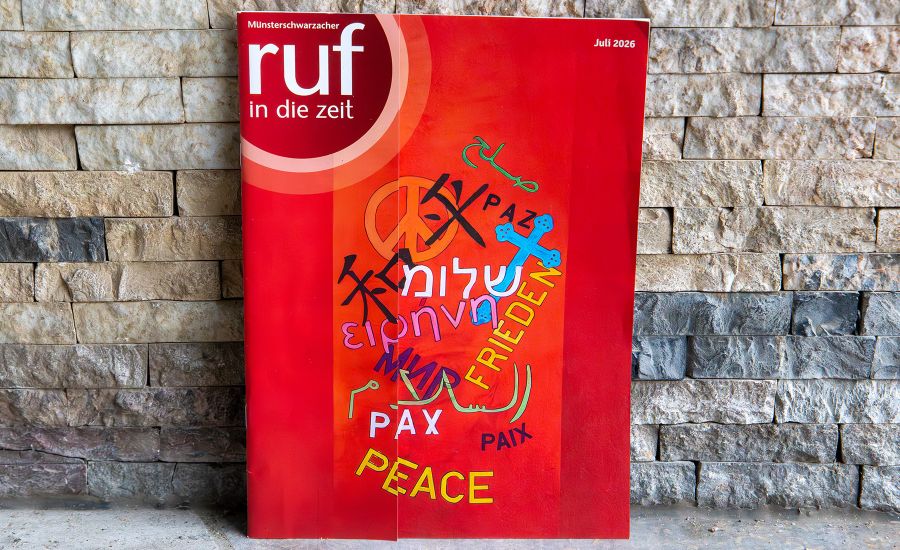 Die Juli-Ausgabe des Magazins vor einer Steinmauer