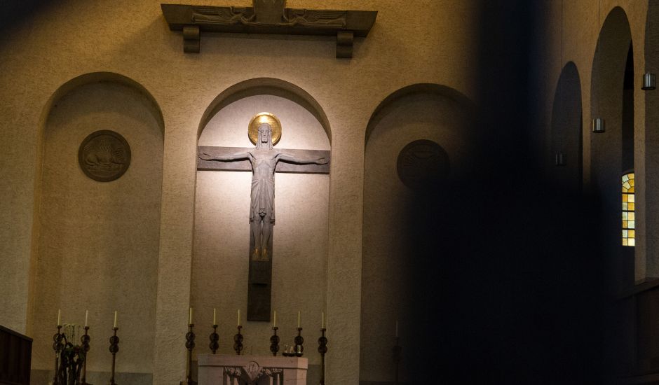 Blick auf das Kreuz in der Abteikirche Münsterschwarzach