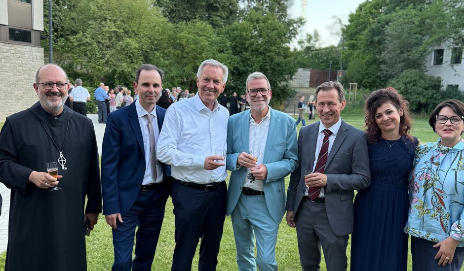 Gruppe von Menschen mit Bundespräsident a. D. Wulff