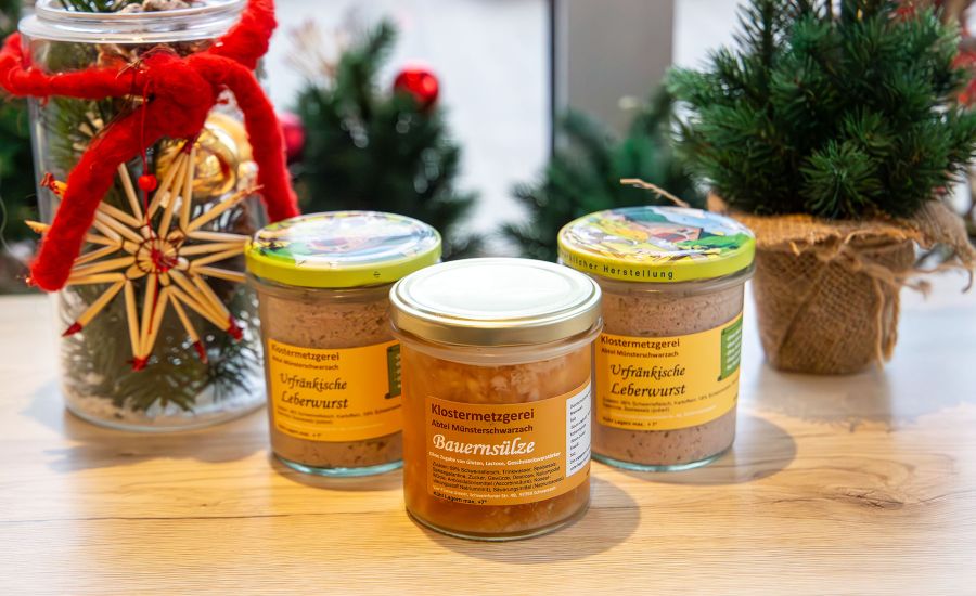 Drei Wurstgläser in weihnachtlicher Dekoration