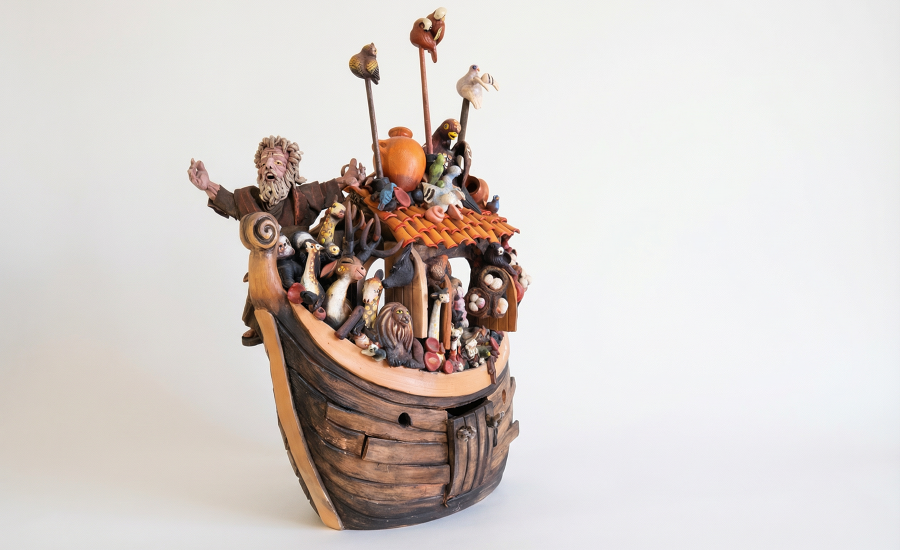 Holzschiff mit Tieren und einer Figur als Nachstellung der Arche Noah