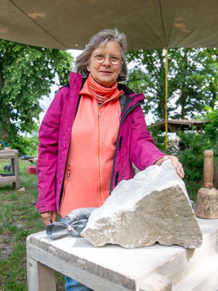 Teilnehmerin Margarethe mit ihrem Stein