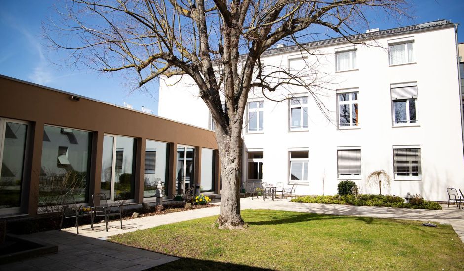 Gartenanlage mit Baum vor dem Gästehaus