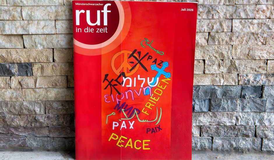 Die Juli-Ausgabe des Magazins vor einer Steinmauer
