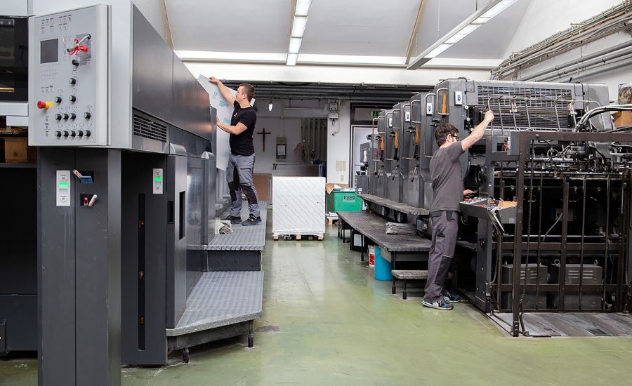 Mitarbeiter an den Druckmaschinen der Klosterdruckerei