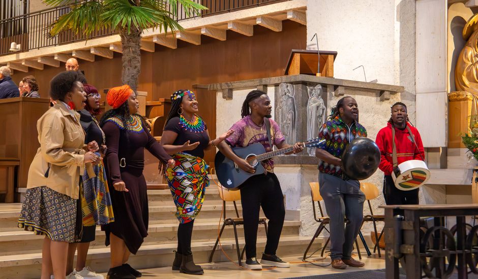 Afrikanische Musiktruppe mit vier Frauen und drei Männern beim Musizieren