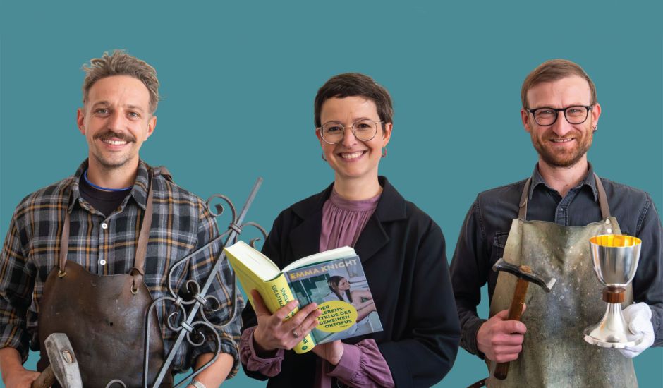 Zwei Männer und eine Frau mit Arbeitsutensilien vor einem grünen Hintergrund