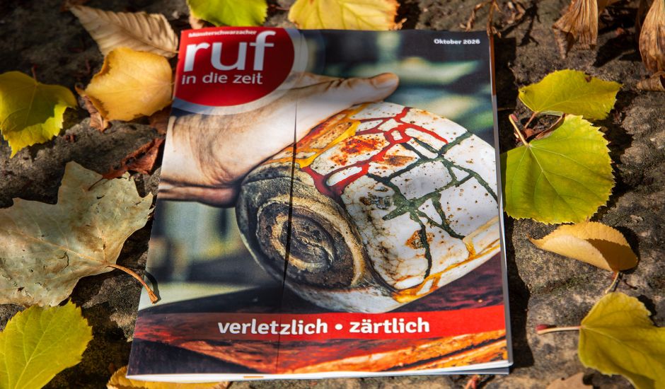 Die Oktober-Ausgabe des Magazins liegt auf buntem Herbstlaub