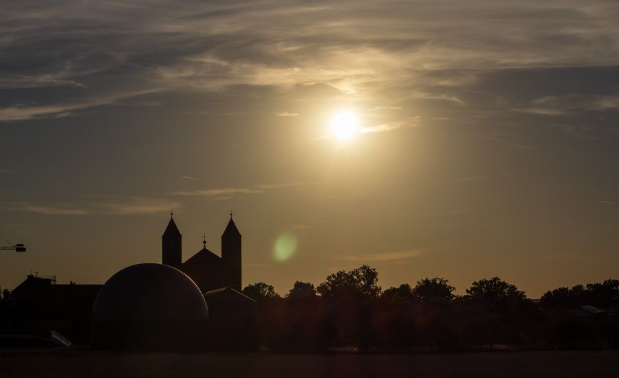 Sonne über den schattenhaften Umrissen der Abteikirche