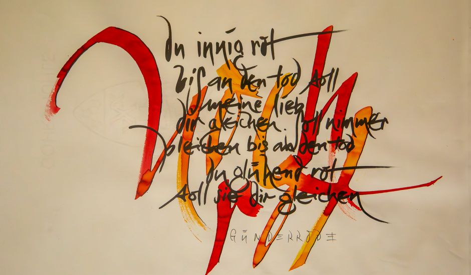 Blatt Papier mit schwarzem Text, dieser ist mit roten Lettern hinterlegt
