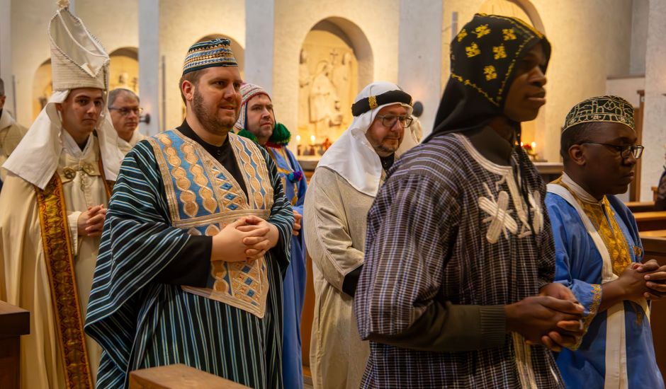 Drei Mitwirkende des Mysterienspiels im Chorraum