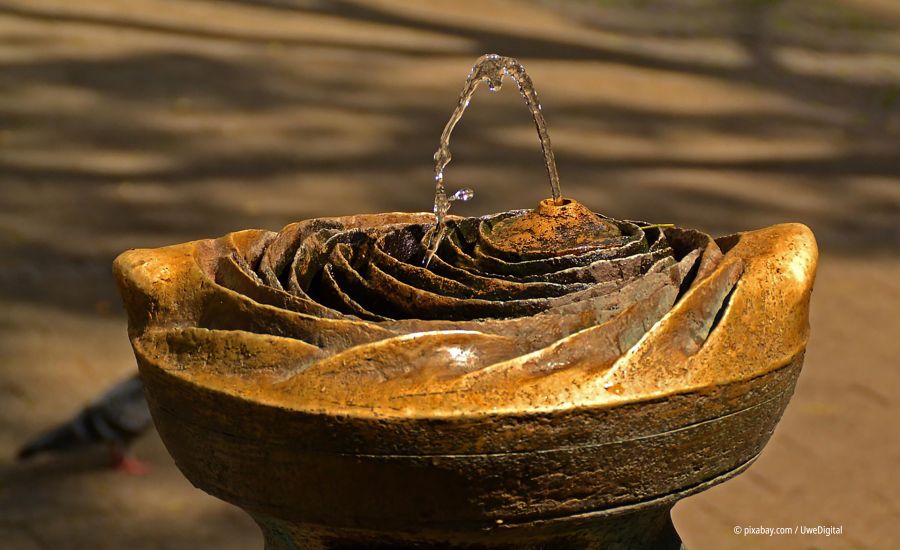 Wasserfontaine, die aus einem Brunnen sprudelt