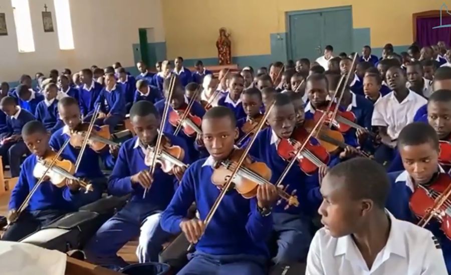 Klasse mit Schülern in Tansania beim Musizieren und Singen