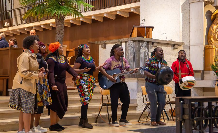 Afrikanische Musiktruppe mit vier Frauen und drei Männern beim Musizieren