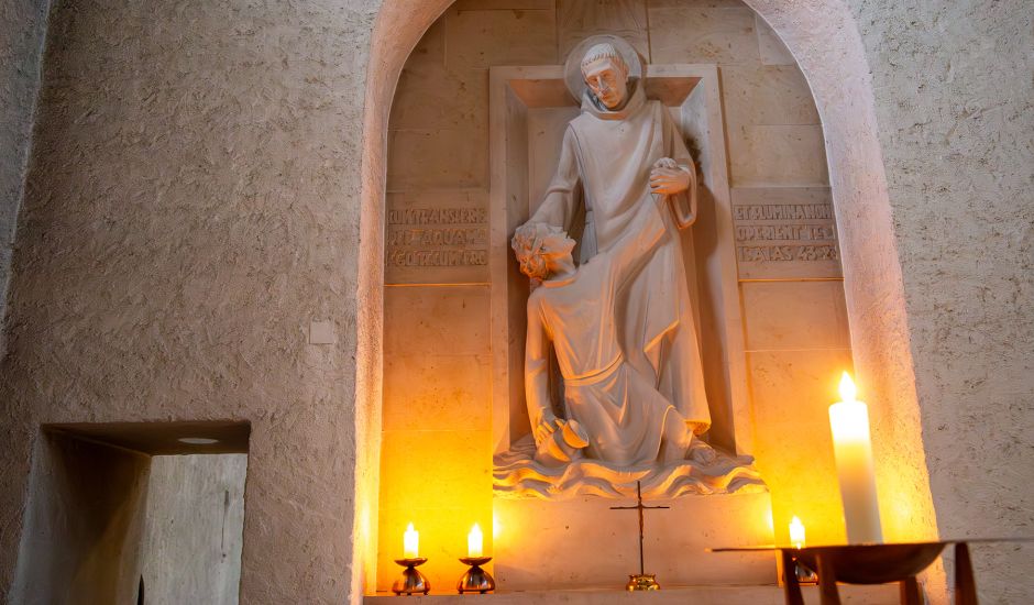 Seitenaltar dv mit Kerzen