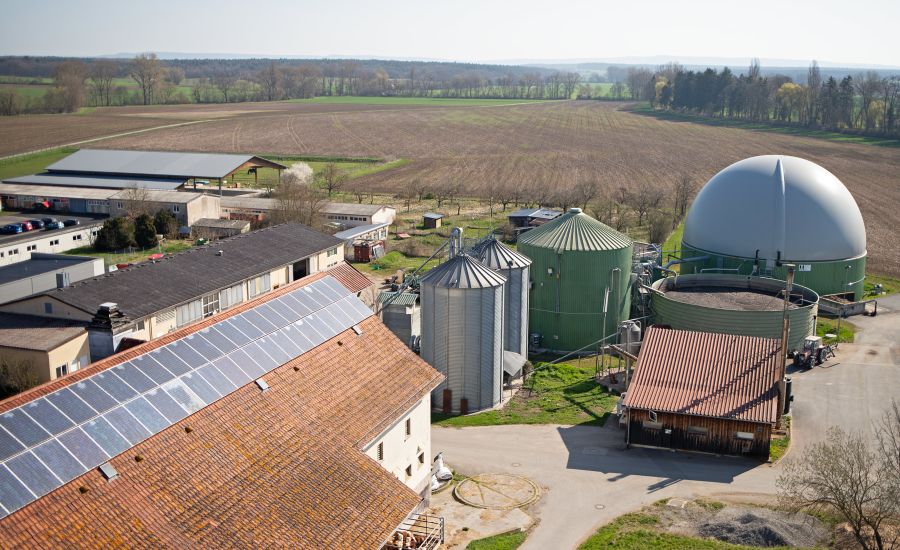 Landwirtschaft mit Photovoltaik und Biogasanlage