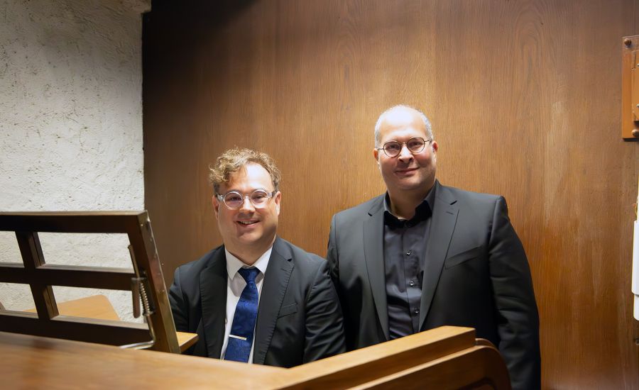 Zwei Männer hinter einer Orgel