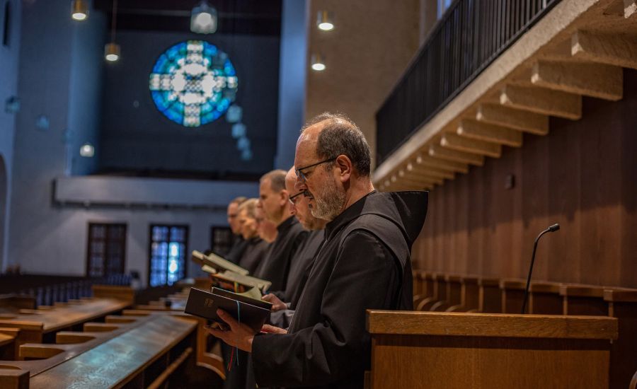 Mönche beim Stundengebet in der Kirche