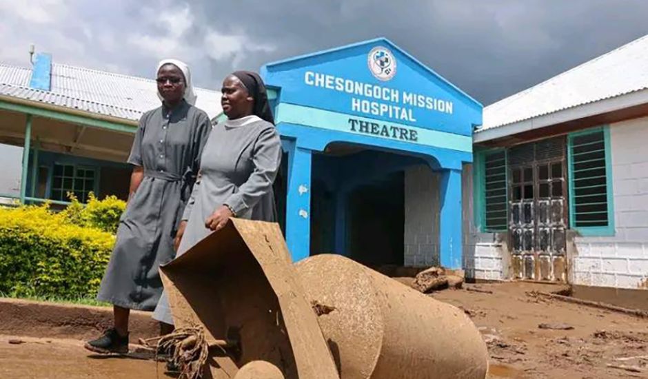 Zwei Schwestern vor dem Chesongoch Hospital