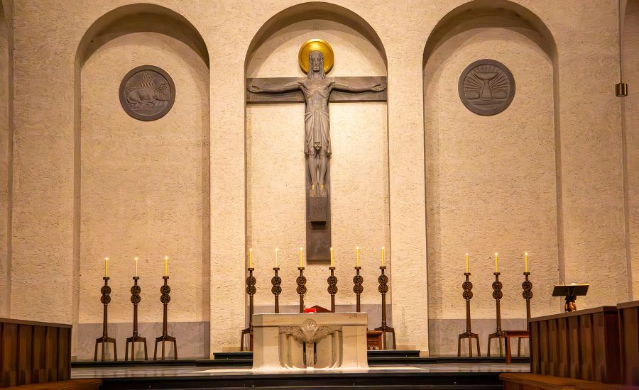 Blick auf das Kreuz in der Abteikirche Münsterschwarzach