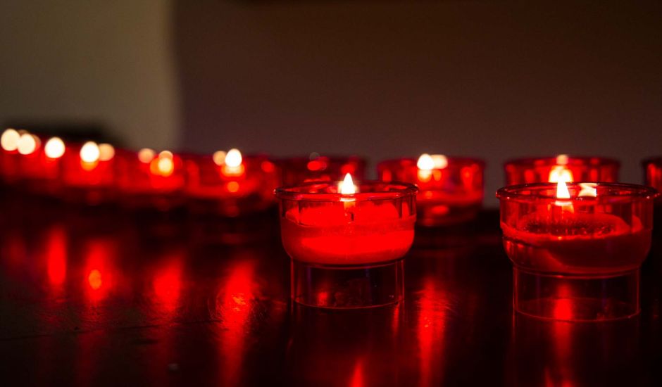 Gedenken an die Toten: die Abtei Münsterschwarzach lädt zu Allerheiligen und Allerseelen ein.