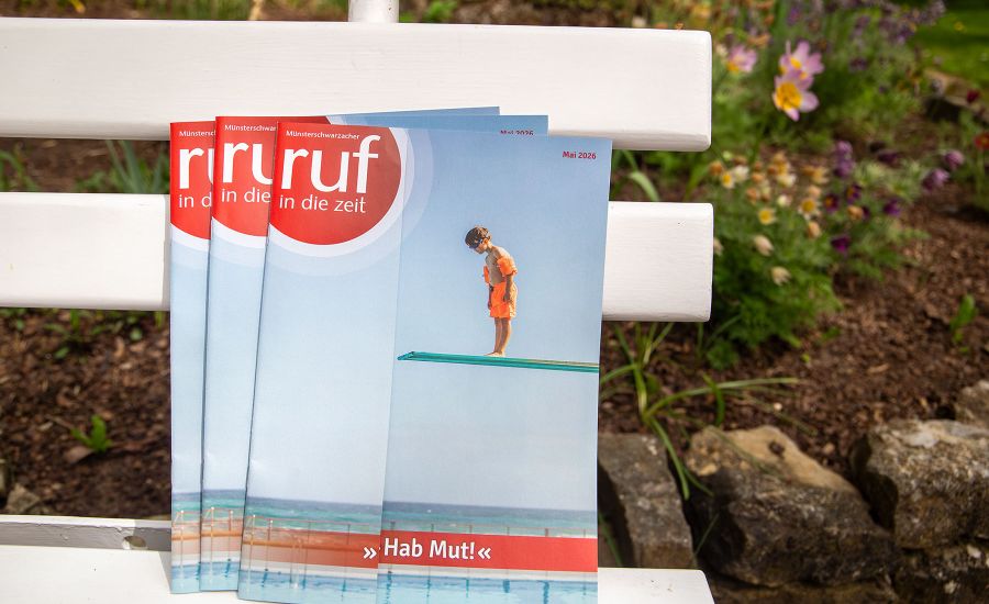 Mehrere Mai-Ausgaben des Magazins auf einer Parkbank