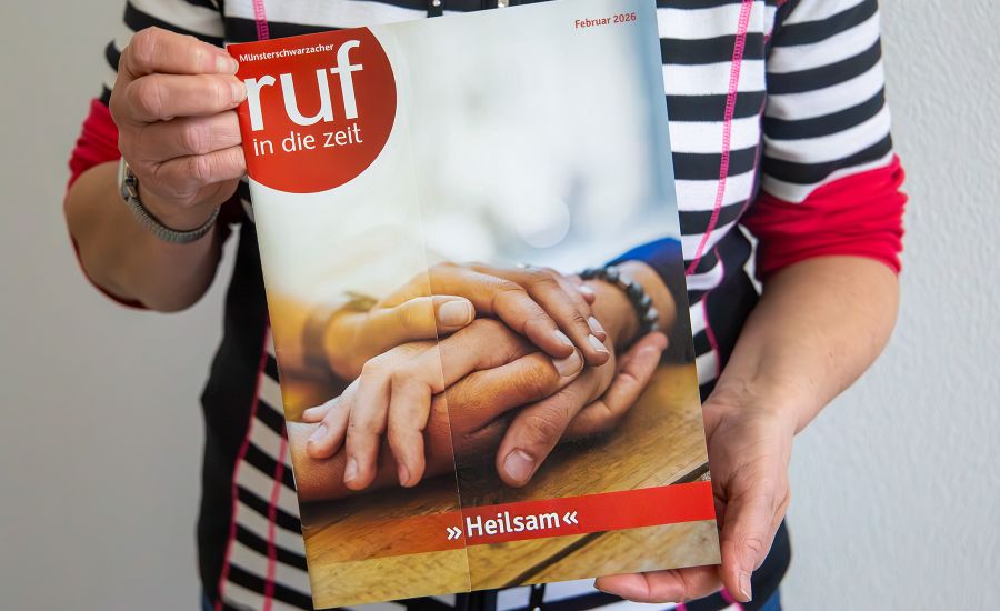 Hände halten die Februar-Ausgabe vom RUF