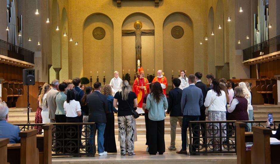 Gruppe von Menschen im Altarraum der Kirche
