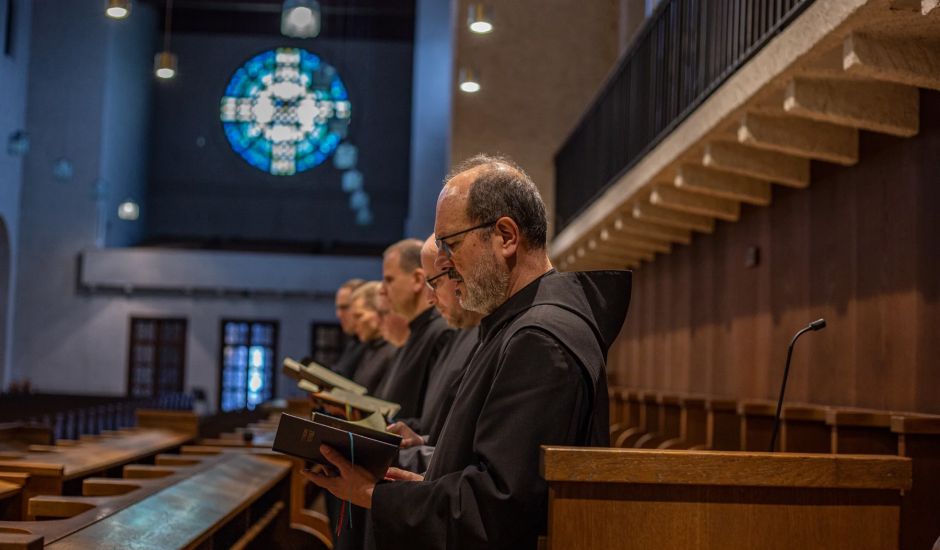 Mönche beim Stundengebet in der Kirche