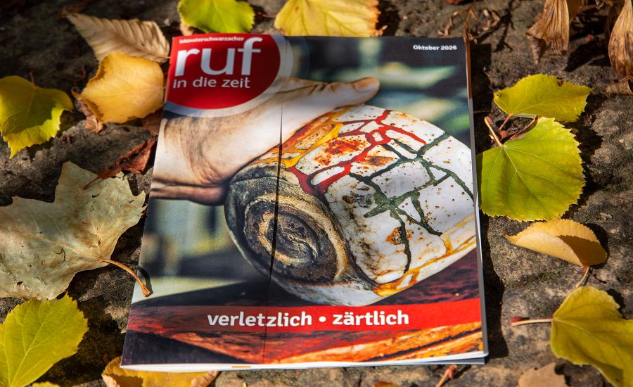 Die Oktober-Ausgabe des Magazins liegt auf buntem Herbstlaub