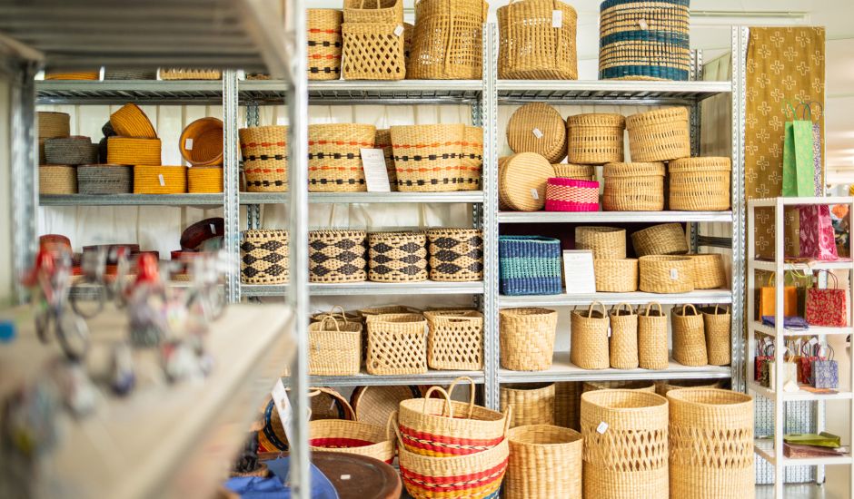 Regale mit Körben aus Peru im Fair-Handel
