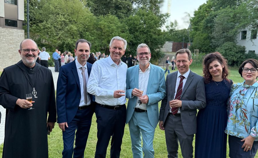 Gruppe von Menschen mit Bundespräsident a. D. Wulff