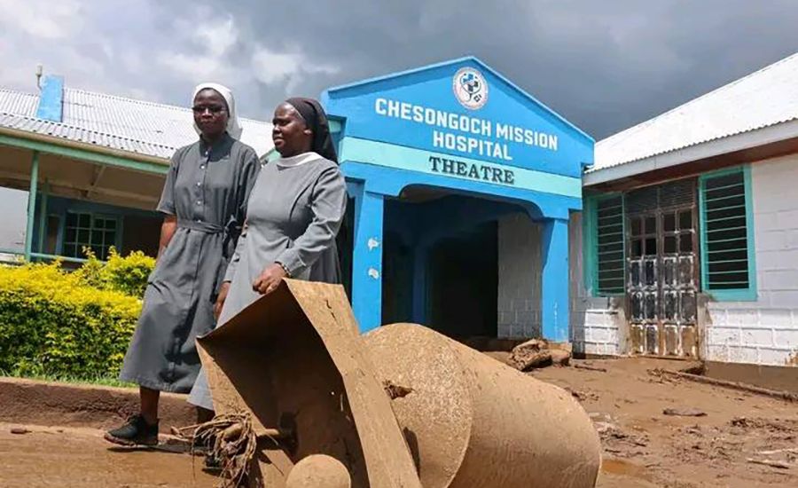 Zwei Schwestern vor dem Chesongoch Hospital