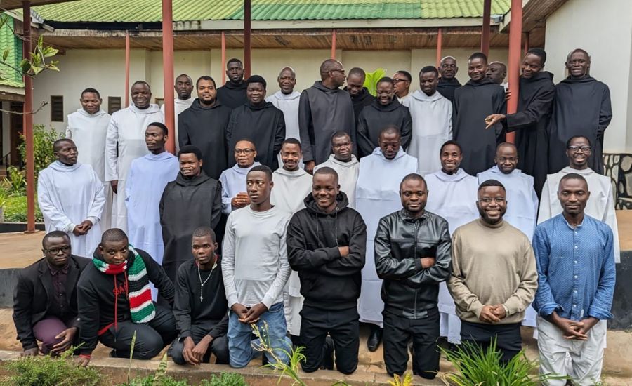 Gruppenfoto mit vielen Männern, die im Kloster Katibunga leben
