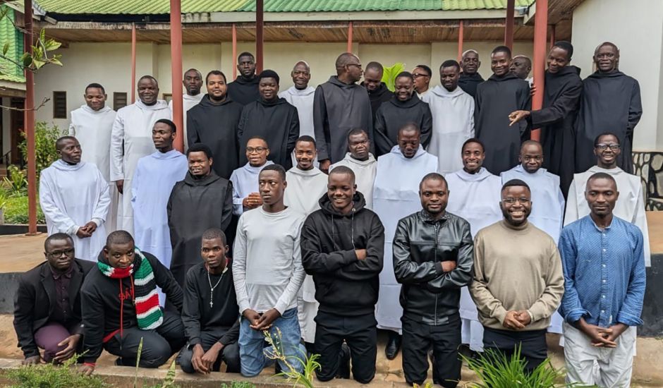 Gruppenfoto mit vielen Männern, die im Kloster Katibunga leben