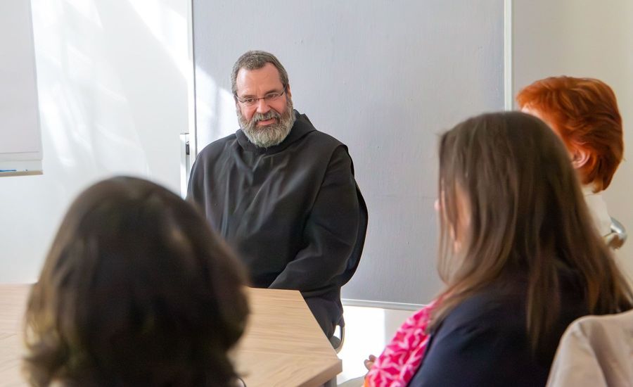 Mönch in Gesprächssituation