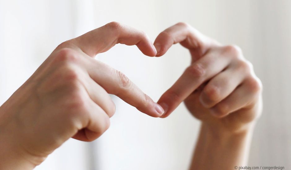 Zwei Hände bilden mit den Fingern ein Herz