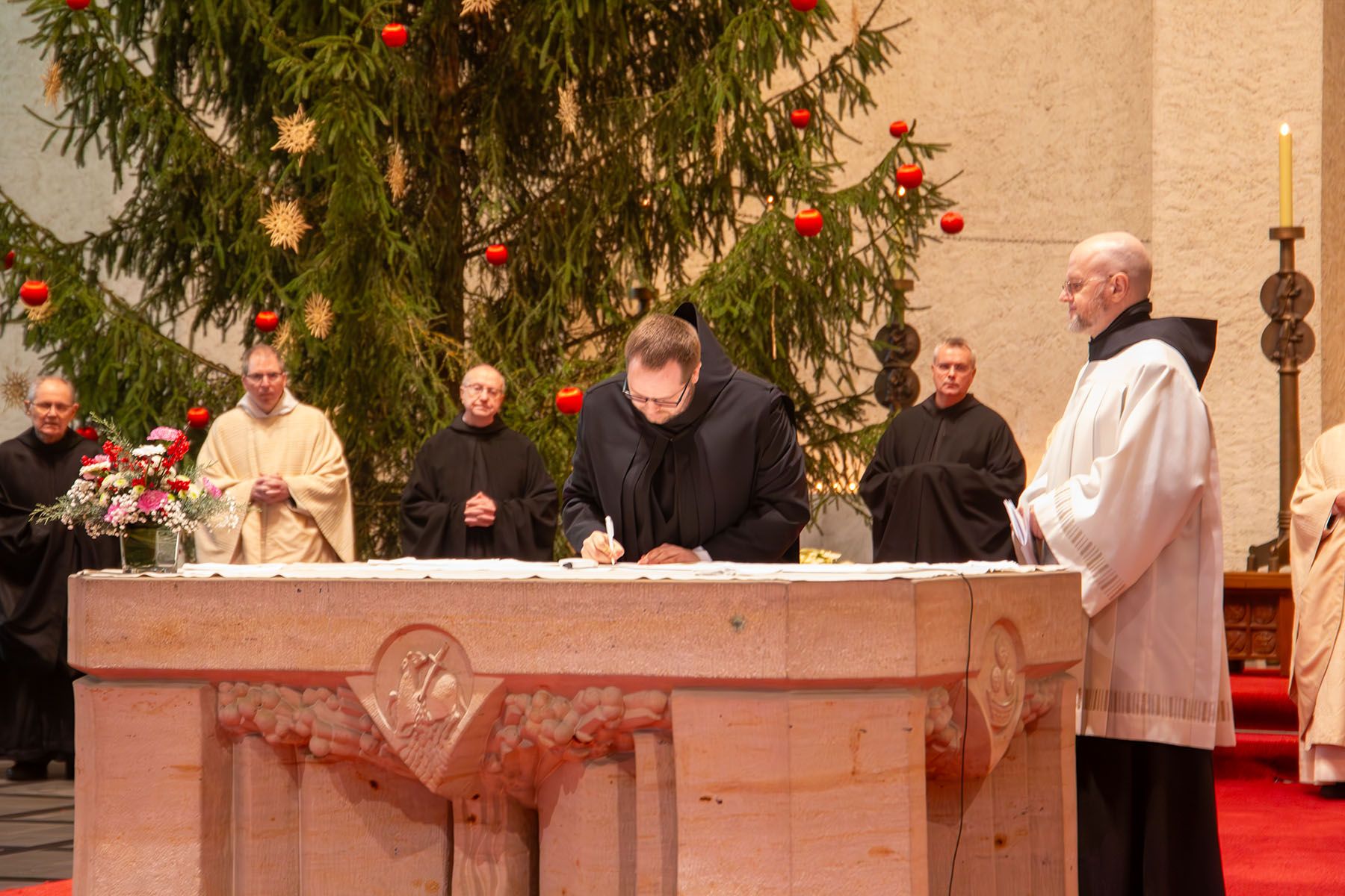 Br. Jan Nepomuk unterschreibt die Professurkunde