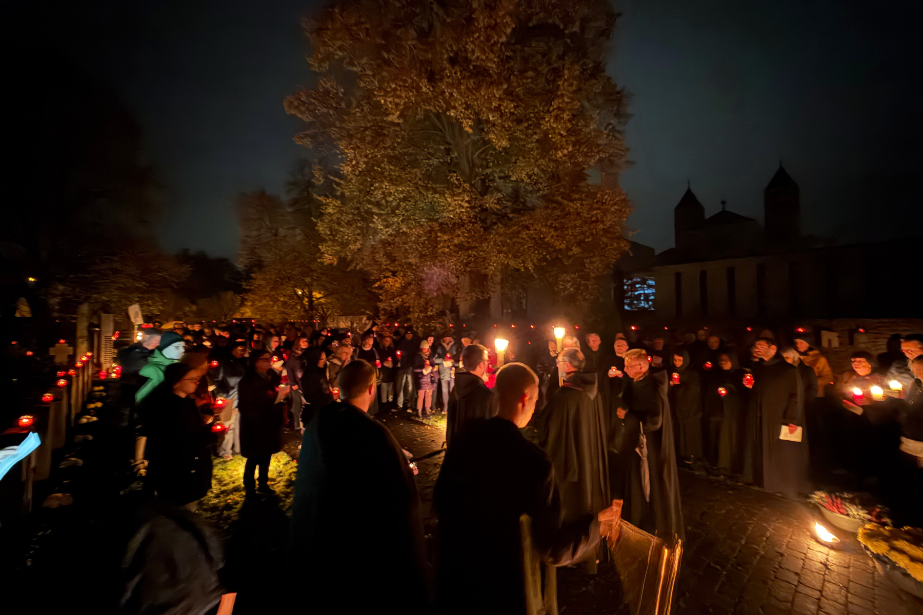 Komplet an Allerheiligen auf dem Klosterfriedhof