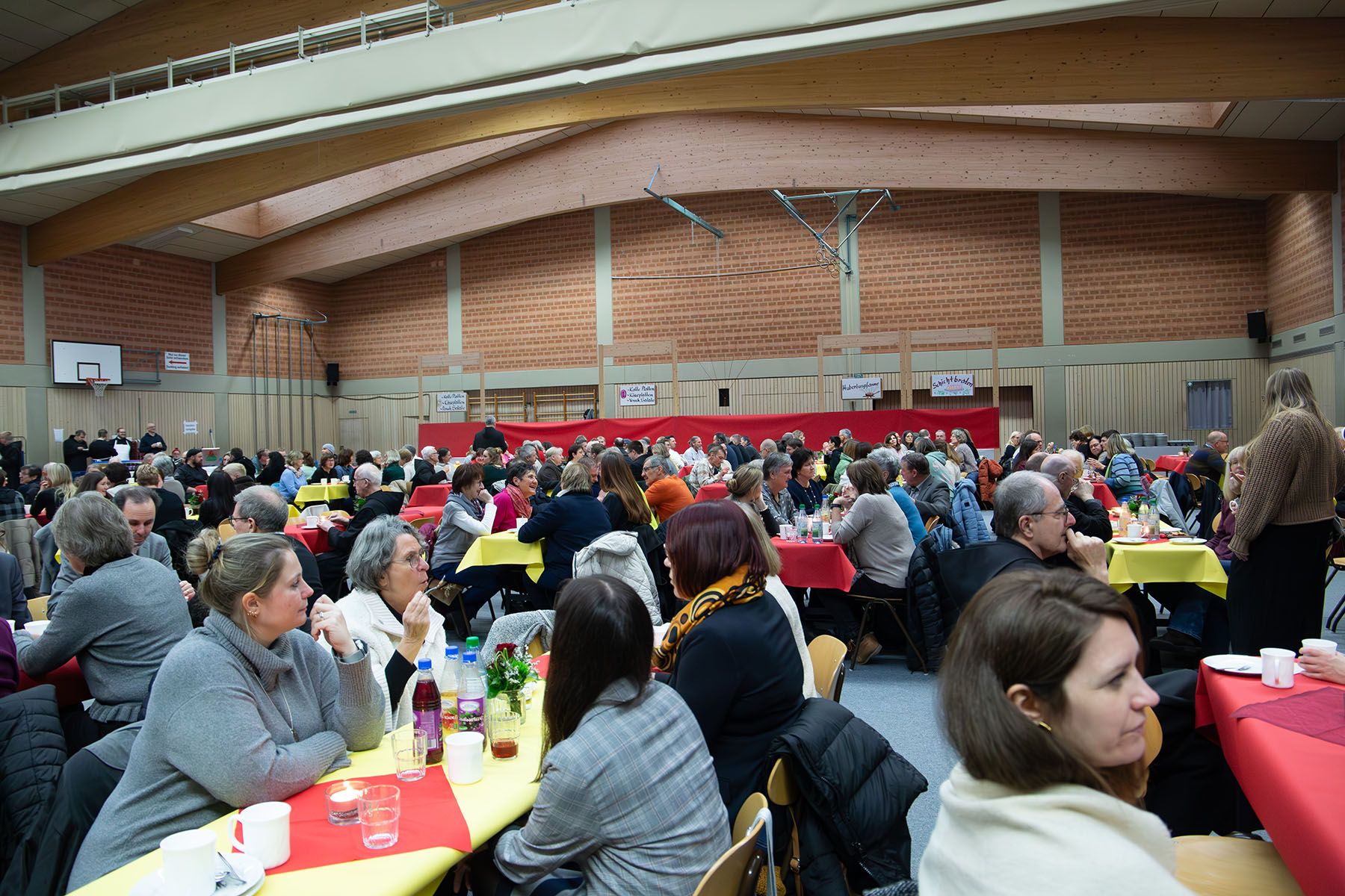 Vollbesetzte Tische im Festraum