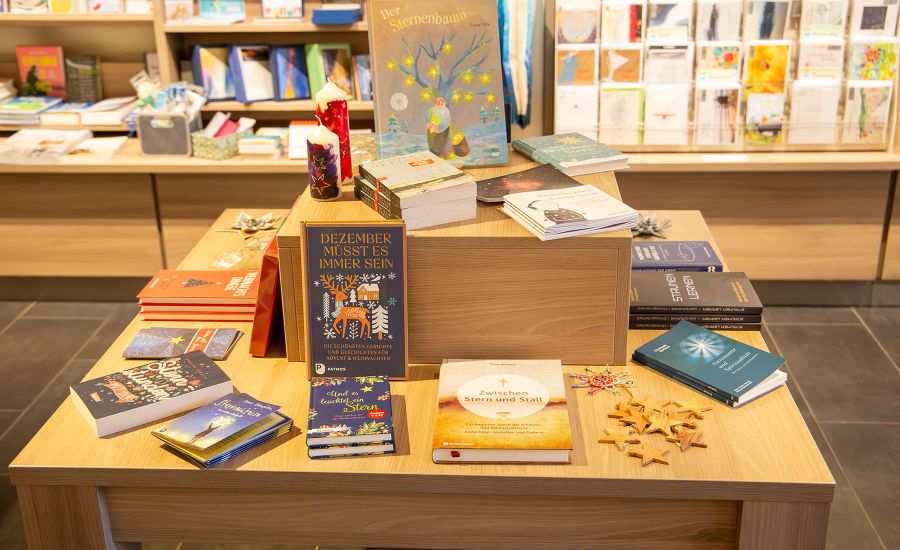 Sternentisch im Buchladen mit Büchern, Kerzen und Sternen