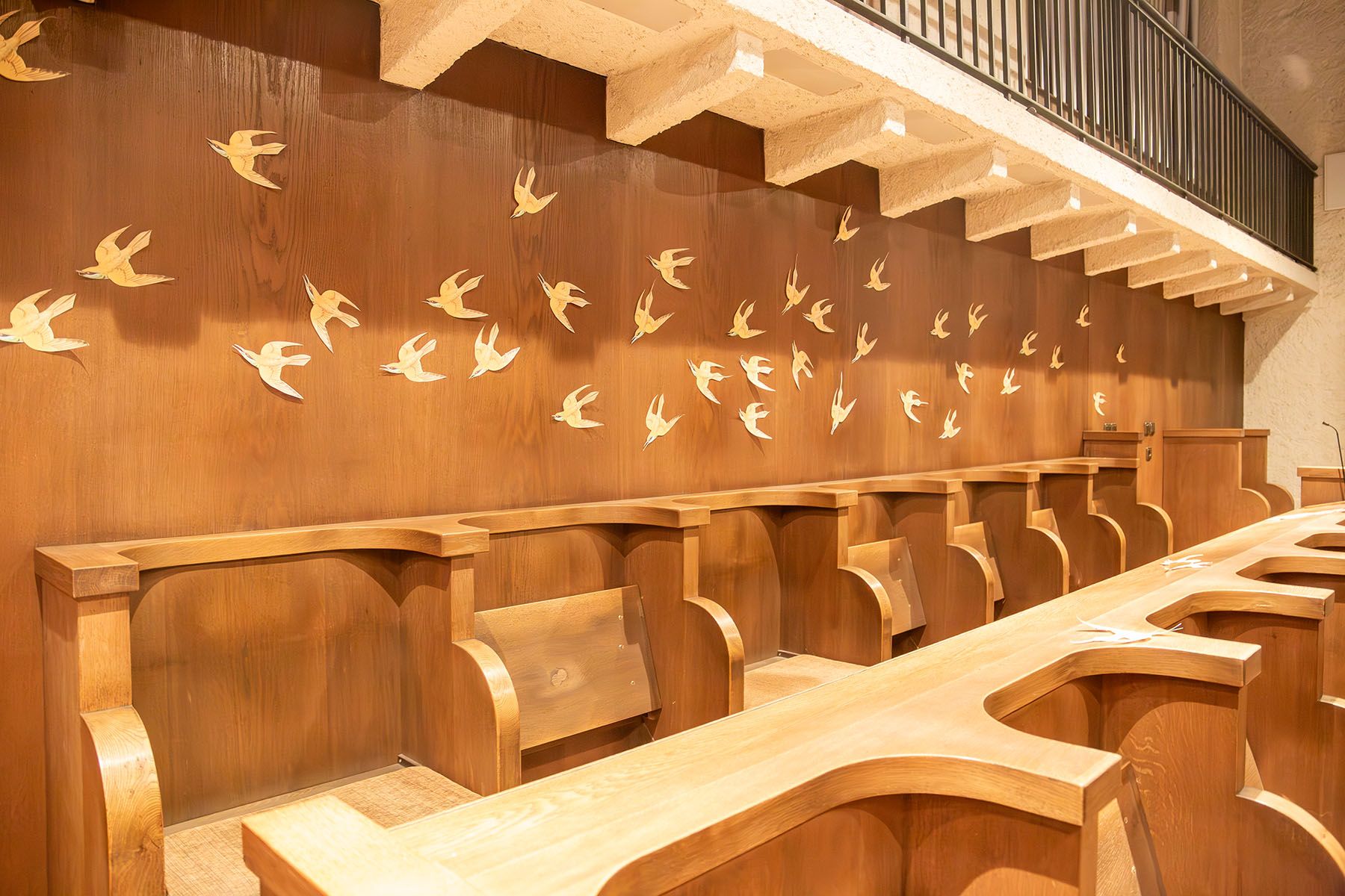 Papiervogelschwarm im Choralgestühl