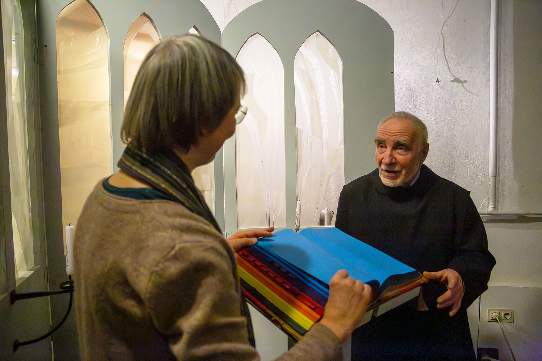 Frau und Mann und das bunte Buch zwischen ihnen