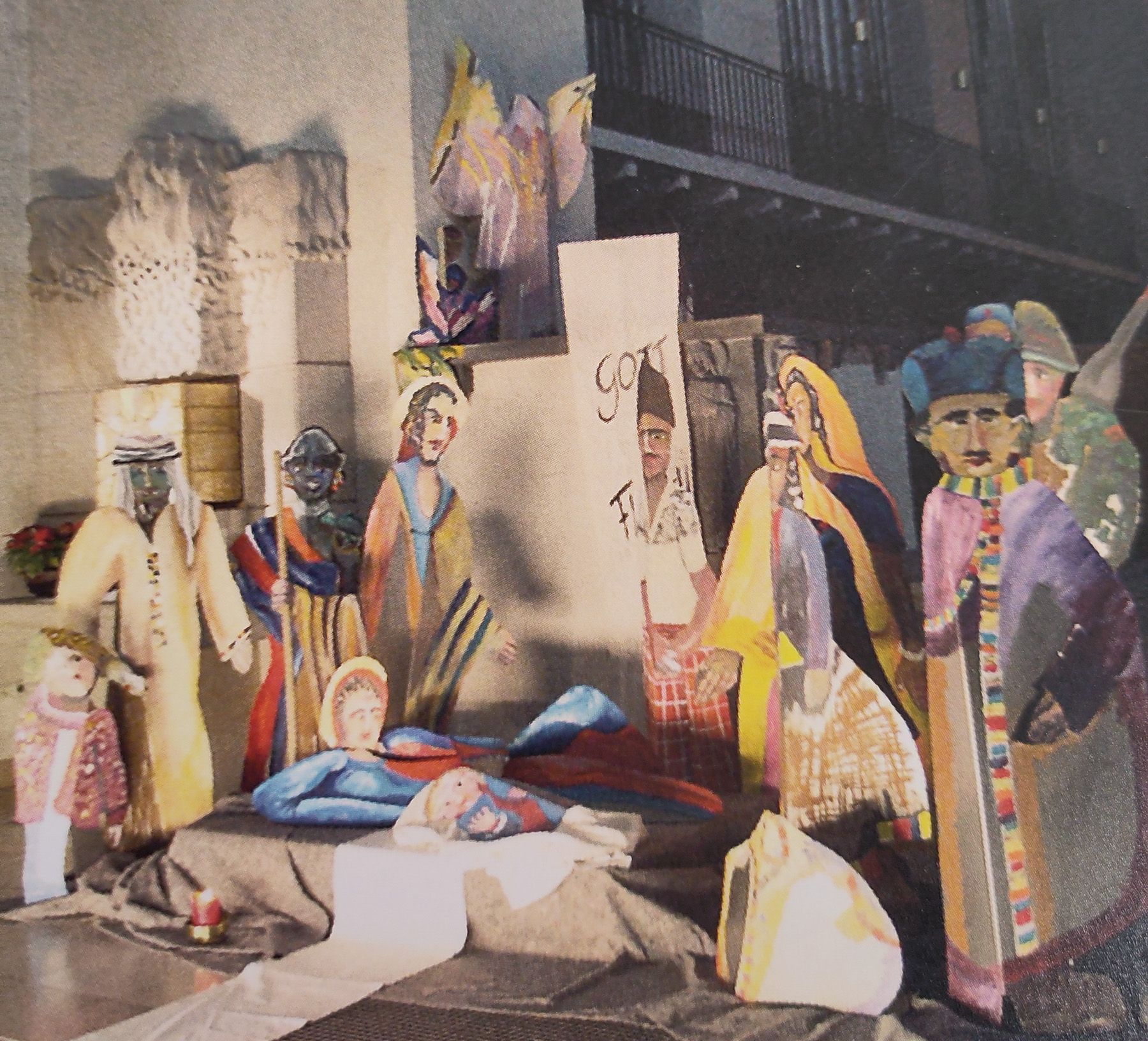 AllerweltsKrippe: menschengroße Figuren in bunter Kleidung stellen die Krippenszene nach