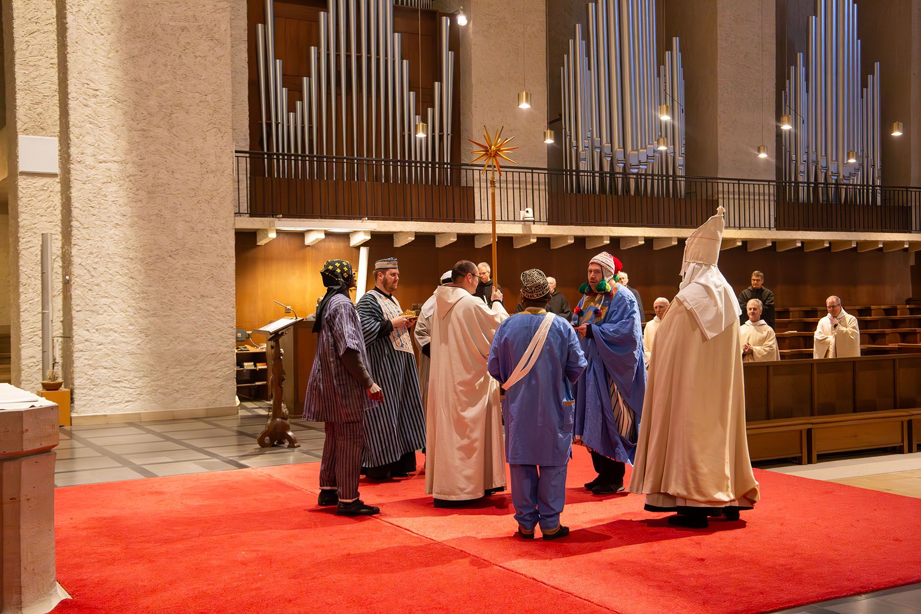 Mitwirkenden des Mysterienspiels im Altarraum 