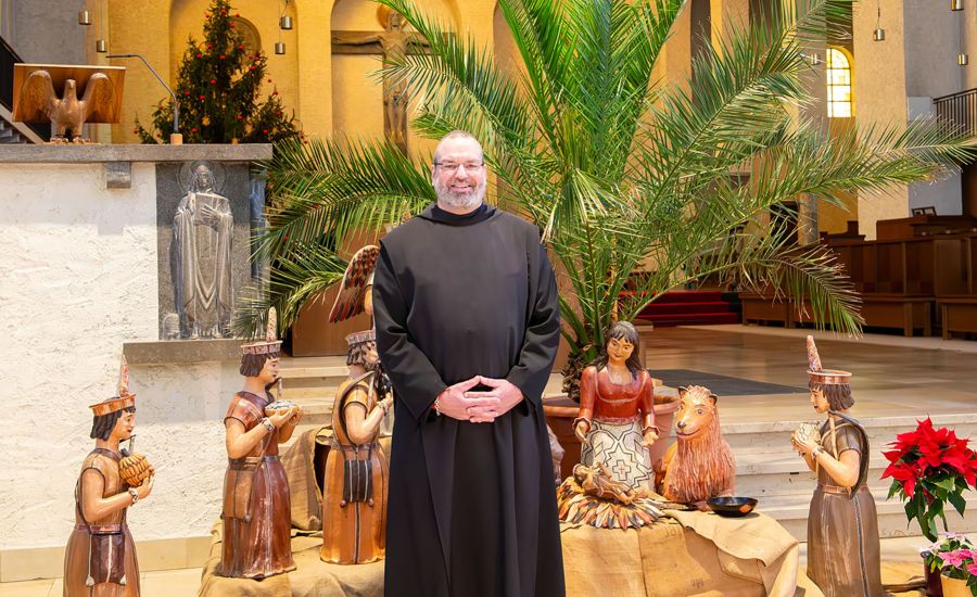 P. Zacharias Heyes vor der Krippe