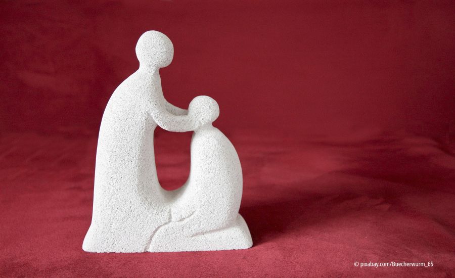 Steinskulptur, die eine Segnung zeigt (Symbolbild)