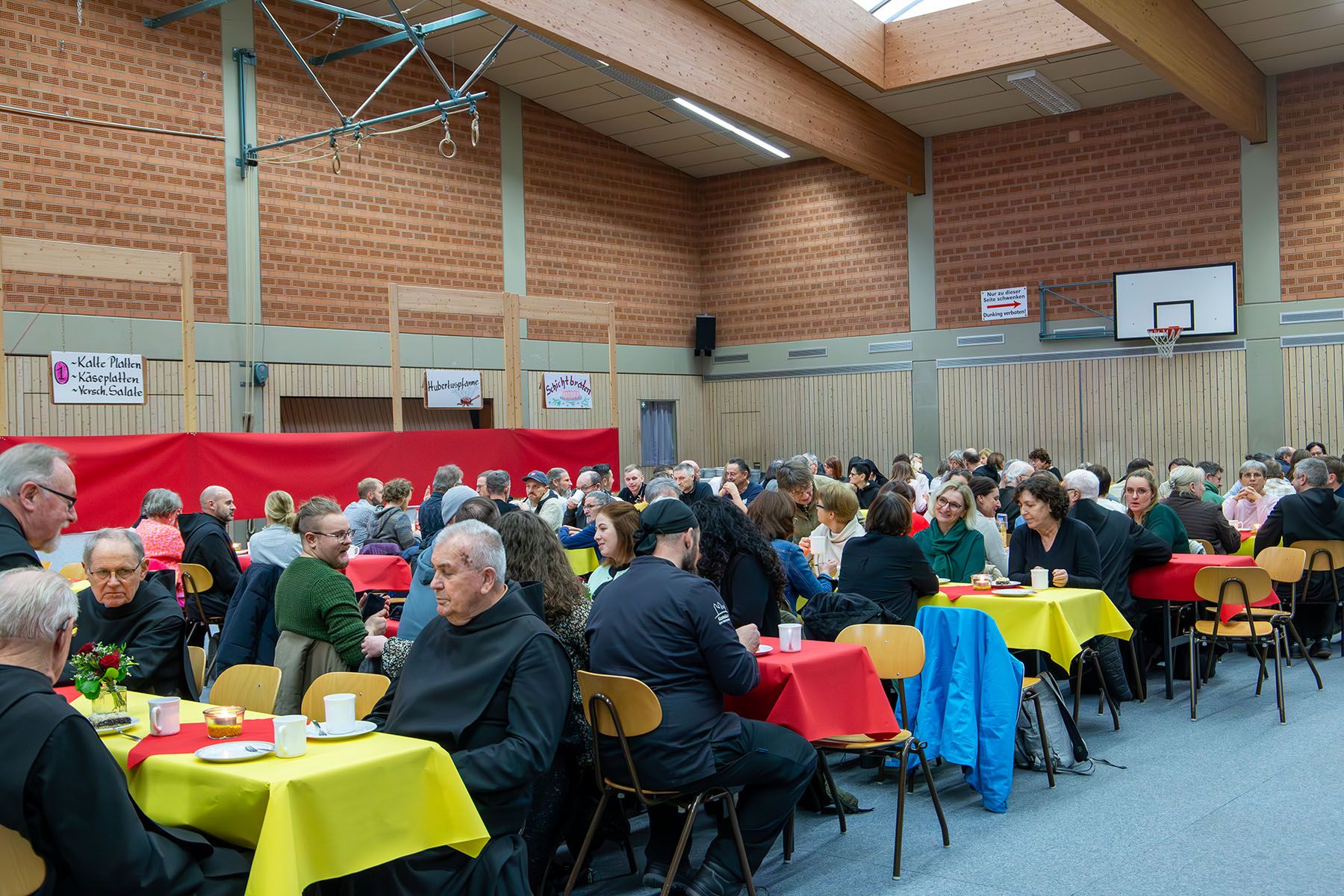 Tische vollbesetzt mit Mönchen und Mitarbeitenden