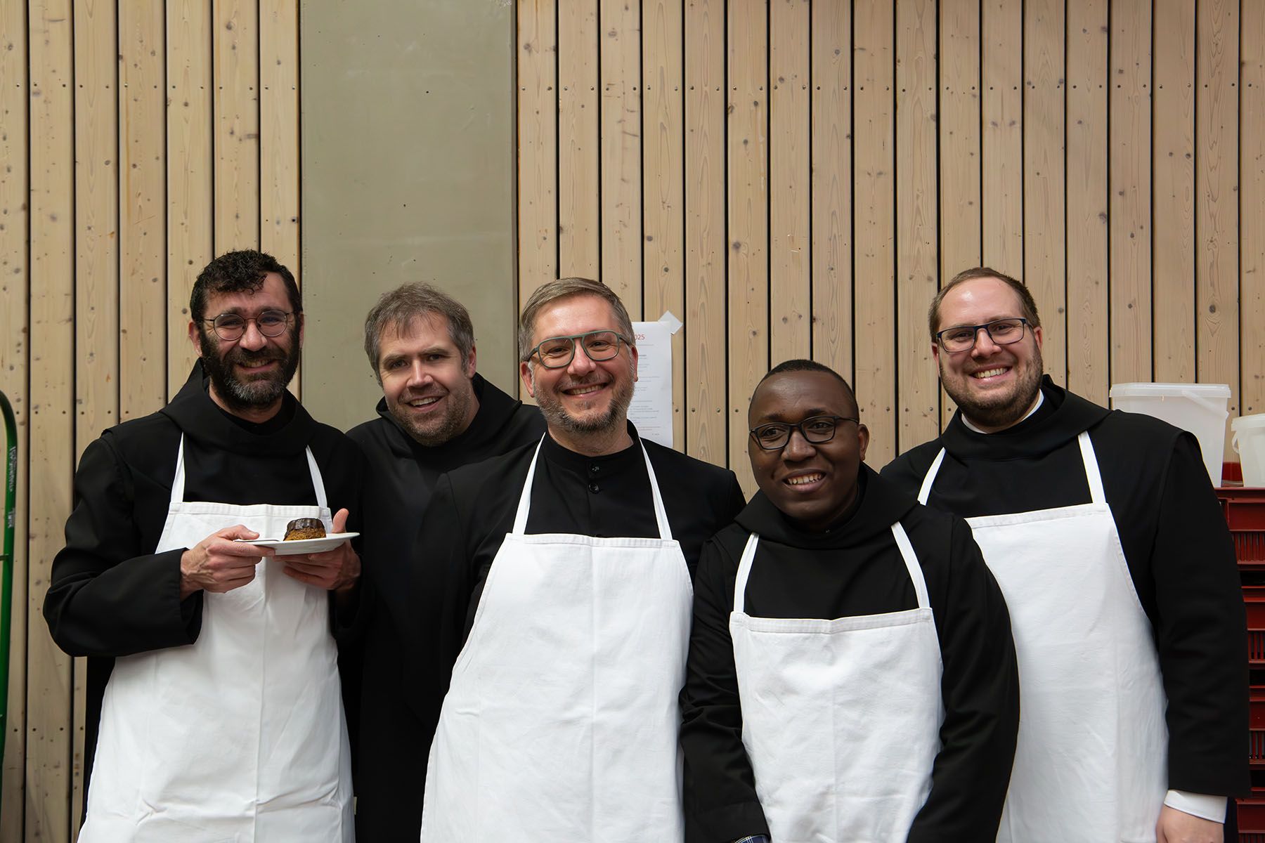 Fünf Mönche mit Schürze am Getränkestand